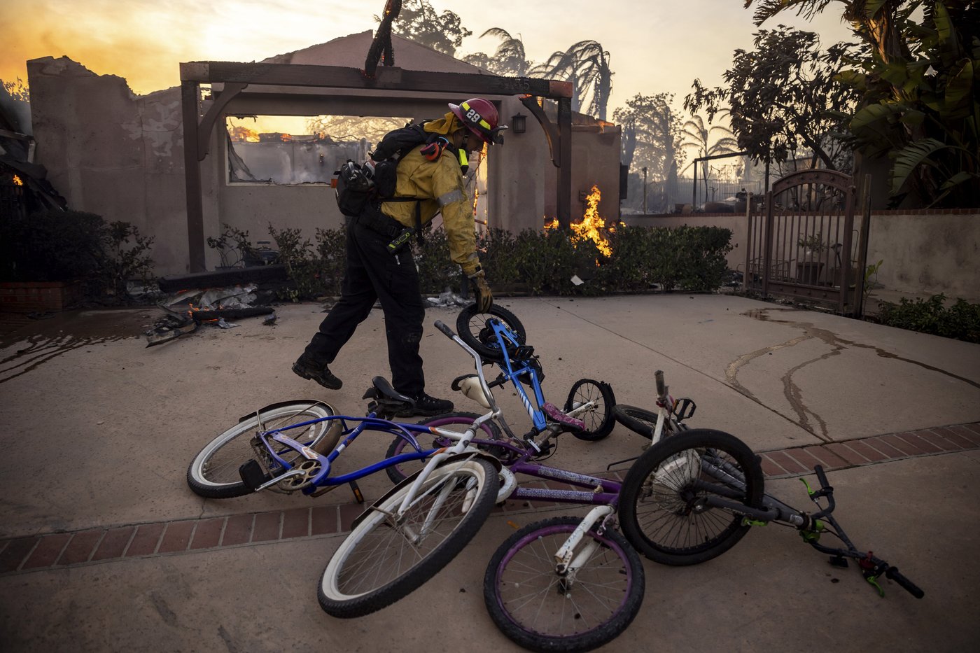 Thousands ordered to evacuate as powerful wind-fed wildfire burns homes in Southern California | iNFOnews.ca Thousands ordered to evacuate as powerful wind-fed wildfire burns homes in Southern California | iNFOnews.ca