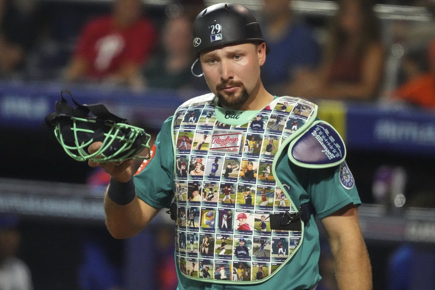 Kids again! Mets, Mariners cardboard race, pin trade, talk baseball with Little Leaguers | iNFOnews.ca Kids again! Mets, Mariners cardboard race, pin trade, talk baseball with Little Leaguers | iNFOnews.ca