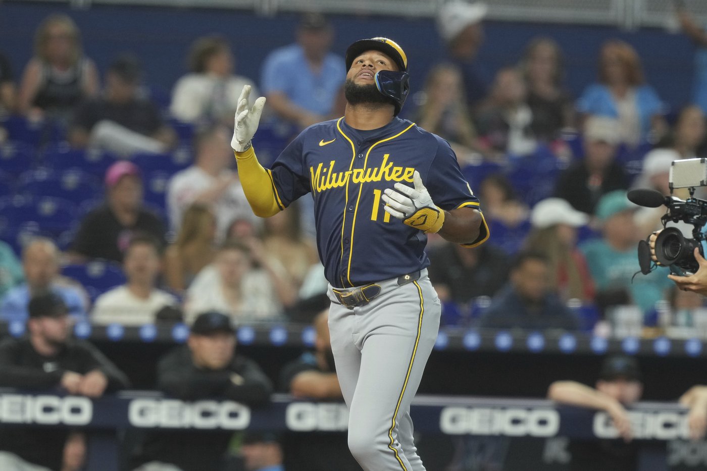 Brandon Woodruff helps Brewers to 3-1 win over Marlins in his first start since 2023 | iNFOnews.ca Brandon Woodruff helps Brewers to 3-1 win over Marlins in his first start since 2023 | iNFOnews.ca