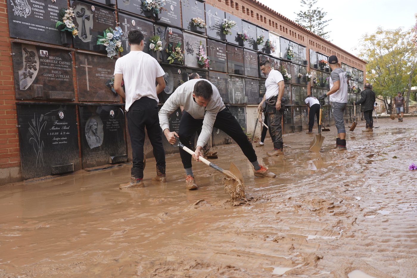 Mud-caked volunteers clean flood debris in a Spanish town as authorities struggle to respond | iNFOnews.ca Mud-caked volunteers clean flood debris in a Spanish town as authorities struggle to respond | iNFOnews.ca