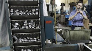 Survey: US manufacturing activity expands in September for first time in 4 months | iNFOnews.ca CP20299303
