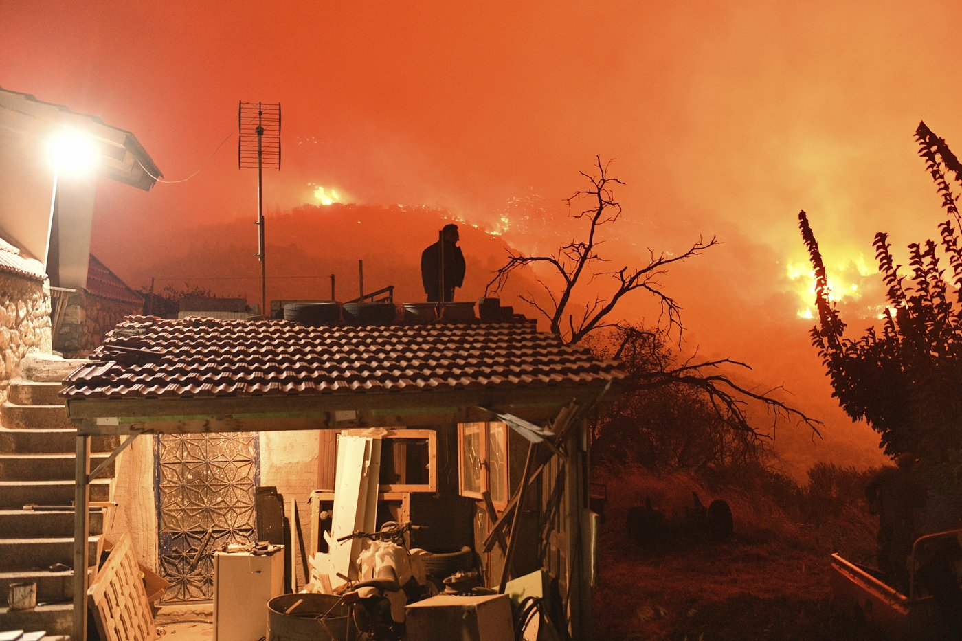 Wildfire in southern Greece leaves 2 people dead | iNFOnews.ca Wildfire in southern Greece leaves 2 people dead | iNFOnews.ca