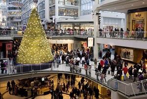 Poll shows holiday shoppers trimming their spending on gifts | iNFOnews.ca CP30491127