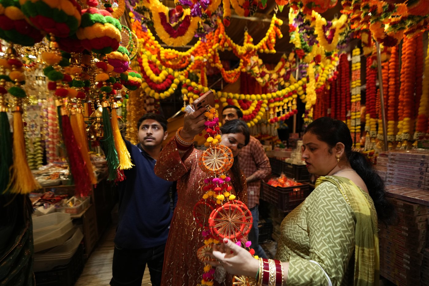 Indians mark Diwali by lighting a record number of earthen lamps | iNFOnews.ca