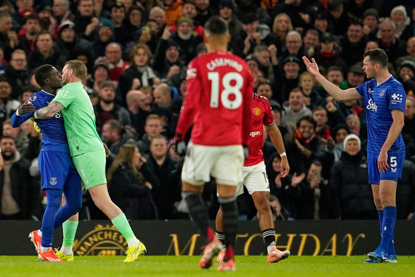 Everton's Gueye sent off for slapping teammate during game against Man United | iNFOnews.ca Everton's Gueye sent off for slapping teammate during game against Man United | iNFOnews.ca