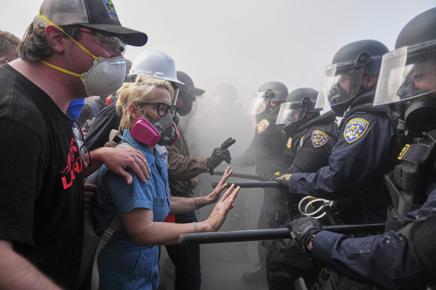 An AP photographer captures a powerful moment in the chaos of the Los Angeles protests | iNFOnews.ca
