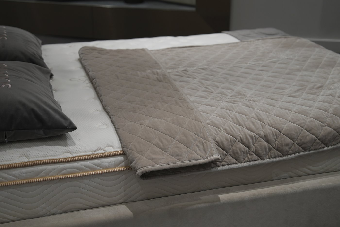 Do weighted blankets help you sleep better? Here's what to know | iNFOnews.ca