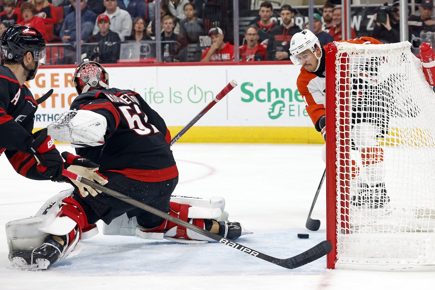 Necas scores go-ahead goal with 29 seconds left, Hurricanes beat Flyers 6-4 | iNFOnews.ca