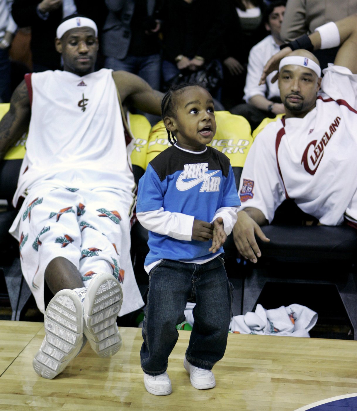 Bronny James feels love in Cleveland, scores first NBA points in childhood arena | iNFOnews.ca