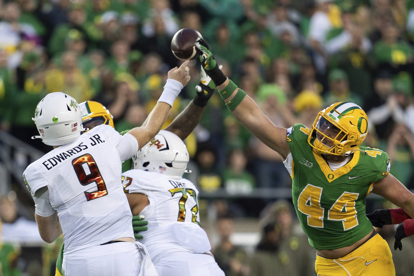 Gabriel breaks NCAA total TDs record and No. 1 Oregon downs Maryland 39-18 | iNFOnews.ca Gabriel breaks NCAA total TDs record and No. 1 Oregon downs Maryland 39-18 | iNFOnews.ca