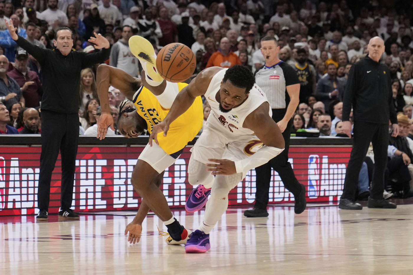 Mitchell and shorthanded Cavaliers don't have enough at the end and go down 2-0 in series to Pacers | iNFOnews.ca Mitchell and shorthanded Cavaliers don't have enough at the end and go down 2-0 in series to Pacers | iNFOnews.ca