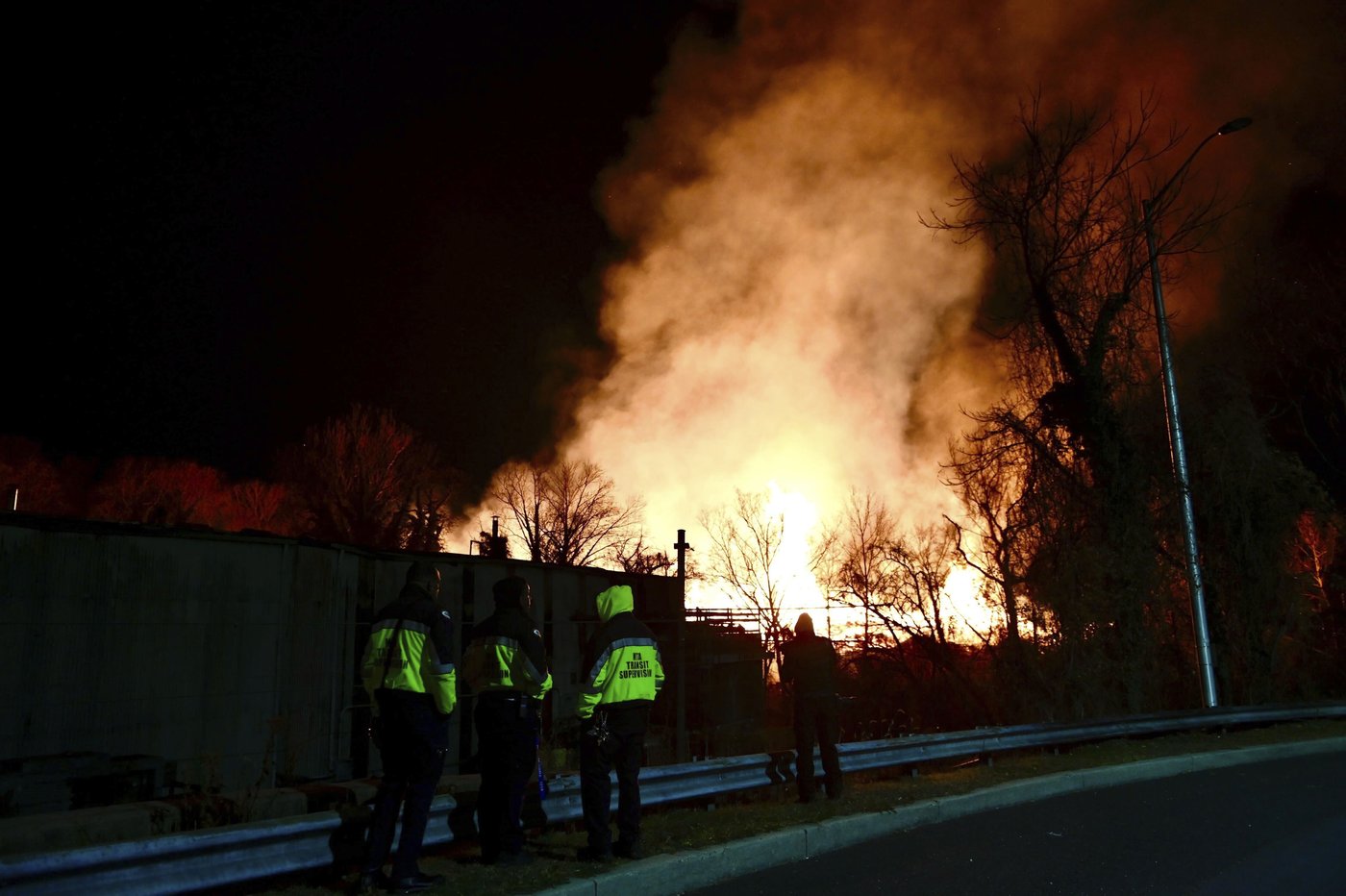 Wind-driven brushfire at Baltimore wood recycling yard closes expressway, light rail, schools | iNFOnews.ca Wind-driven brushfire at Baltimore wood recycling yard closes expressway, light rail, schools | iNFOnews.ca