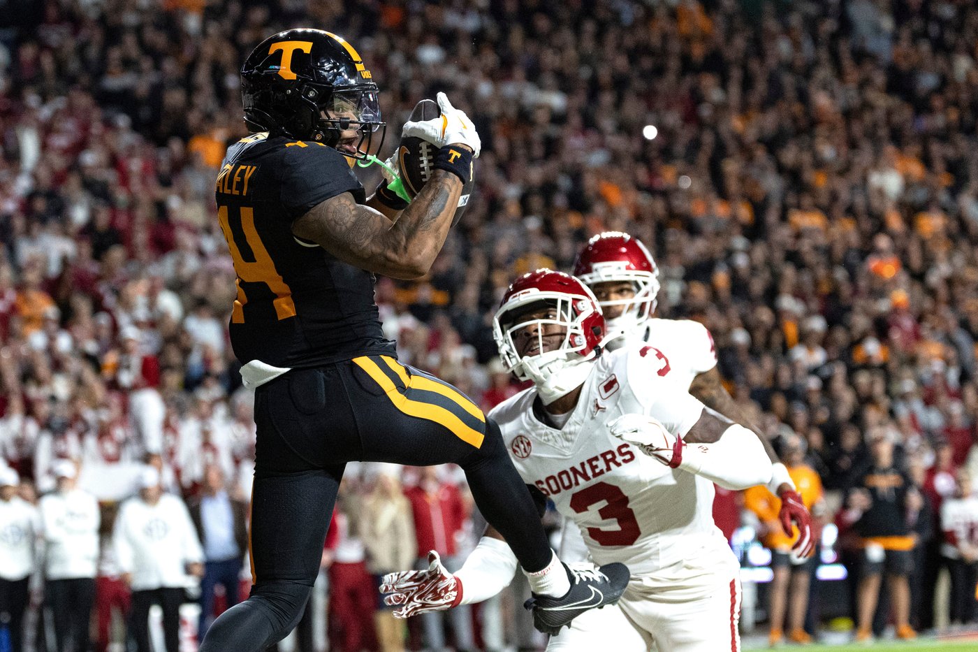 Mateer runs for decisive TD, leads No. 18 Oklahoma over No. 14 Tennessee 33-27 | iNFOnews.ca