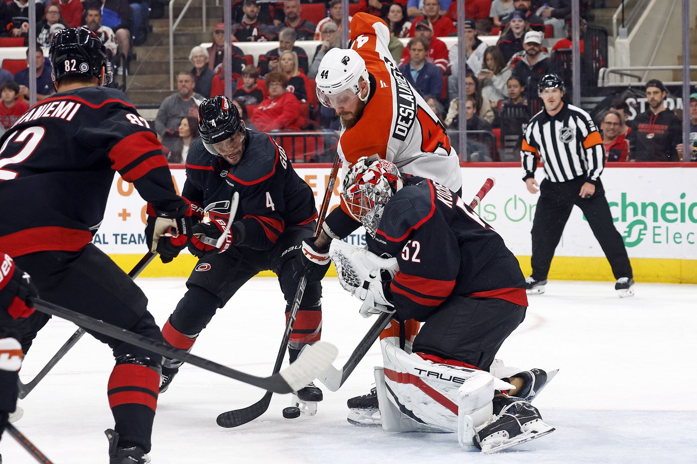 Necas scores go-ahead goal with 29 seconds left, Hurricanes beat Flyers 6-4 | iNFOnews.ca