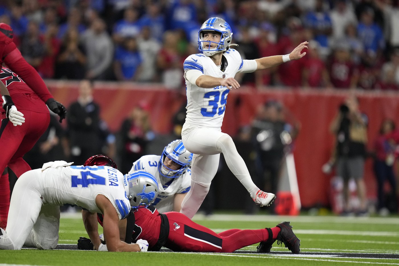 Jake Bates makes 52-yarder as time expires, Lions overcome Jared Goff's 5 INTs to beat Texans 26-23 | iNFOnews.ca Jake Bates makes 52-yarder as time expires, Lions overcome Jared Goff's 5 INTs to beat Texans 26-23 | iNFOnews.ca