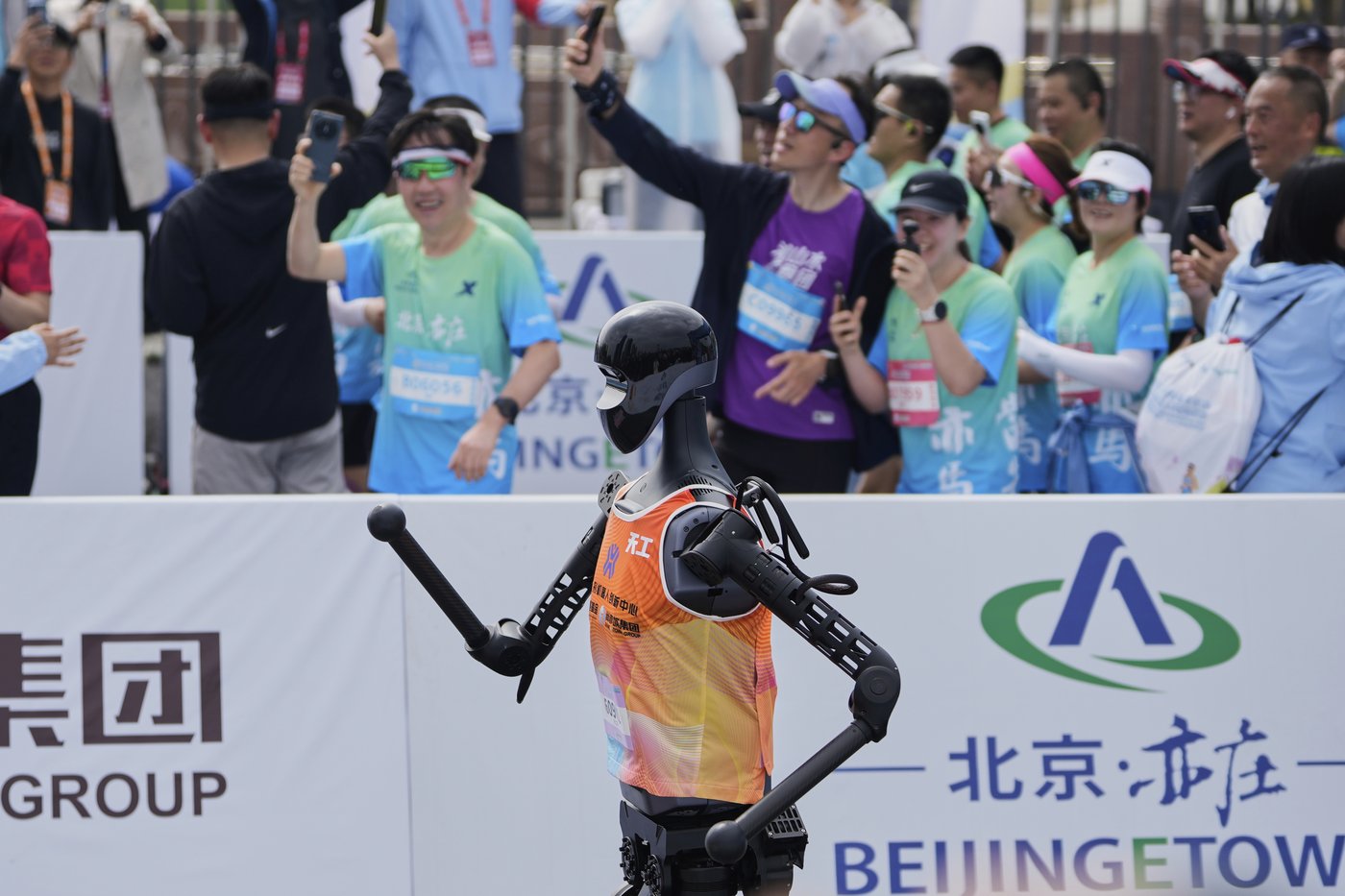 No sweat: Humanoid robots run a Chinese half-marathon alongside flesh-and-blood competitors | iNFOnews.ca