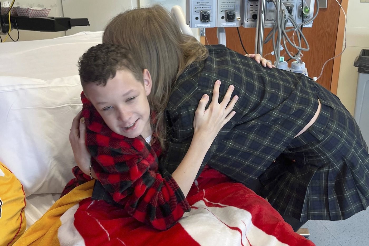 Taylor Swift makes surprise visit to Kansas City children's hospital | iNFOnews.ca Taylor Swift makes surprise visit to Kansas City children's hospital | iNFOnews.ca