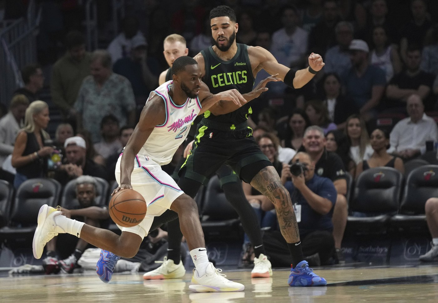 Jayson Tatum scores 33, Celtics hold Heat to 34% shooting and roll to 103-85 win | iNFOnews.ca