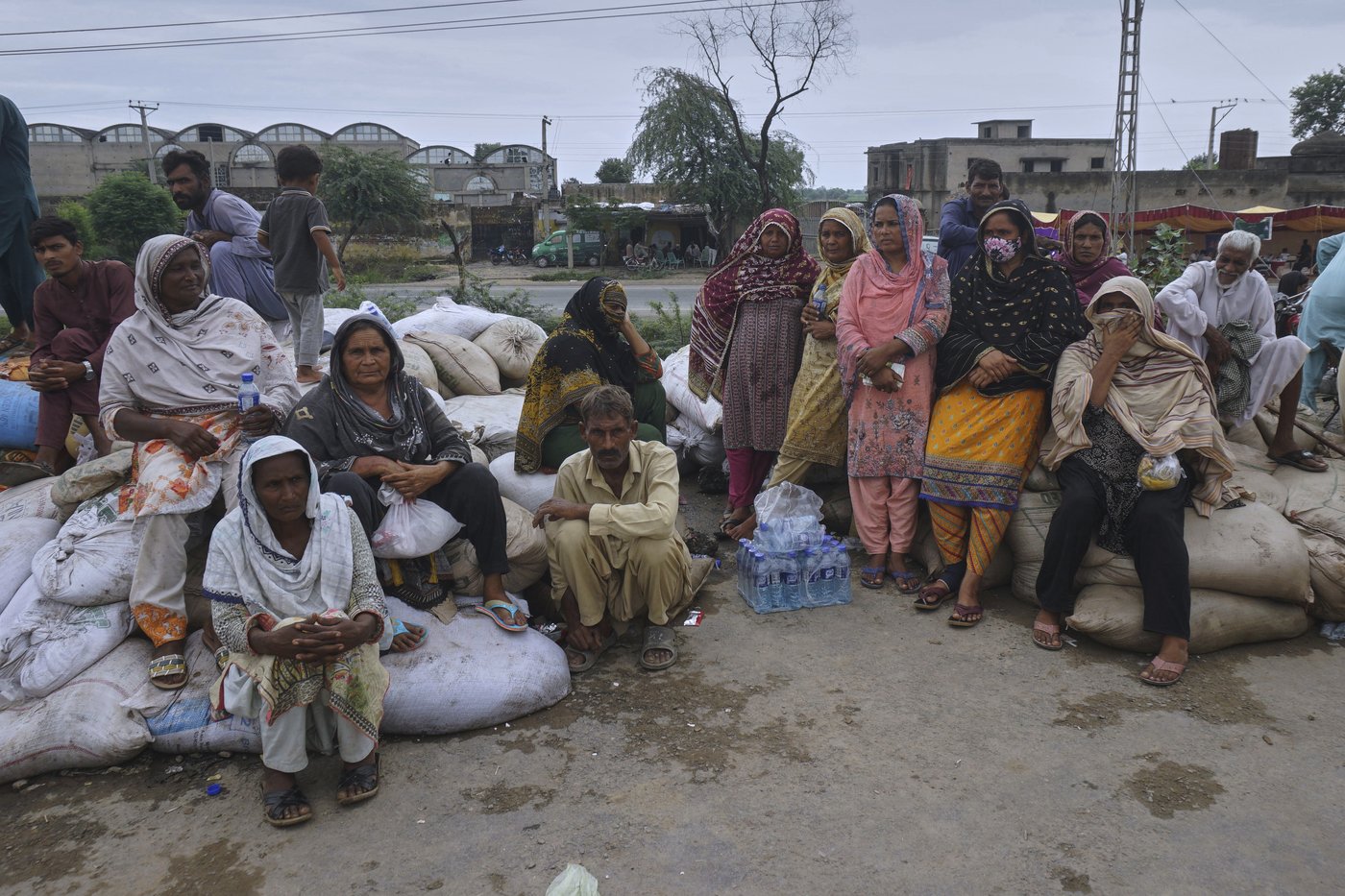 Pakistani rescuers use drones to help evacuate thousands as floods devastate Punjab | iNFOnews.ca