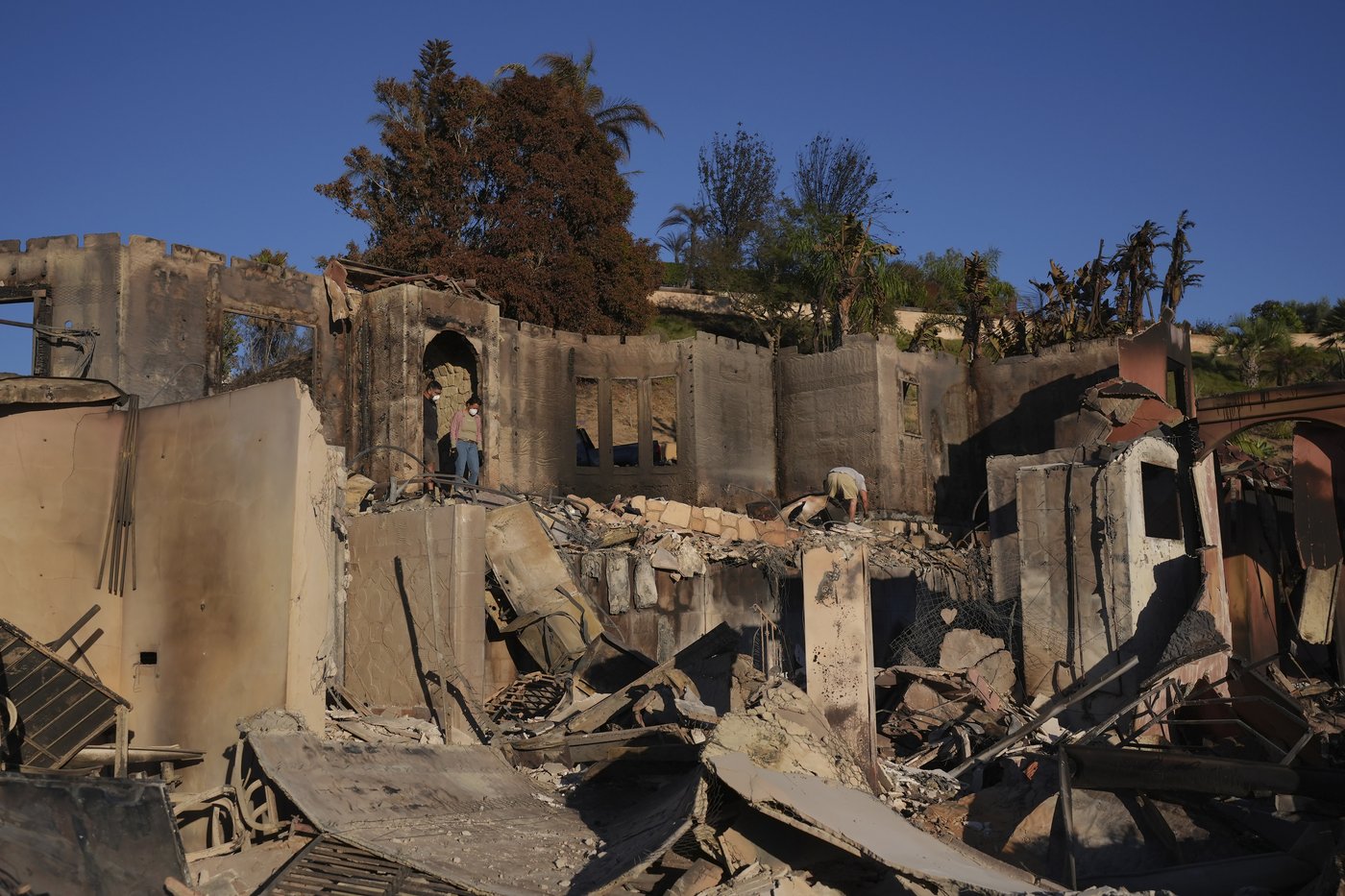 Southern California firefighters gain ground over wildfire thanks to decreased winds | iNFOnews.ca Southern California firefighters gain ground over wildfire thanks to decreased winds | iNFOnews.ca
