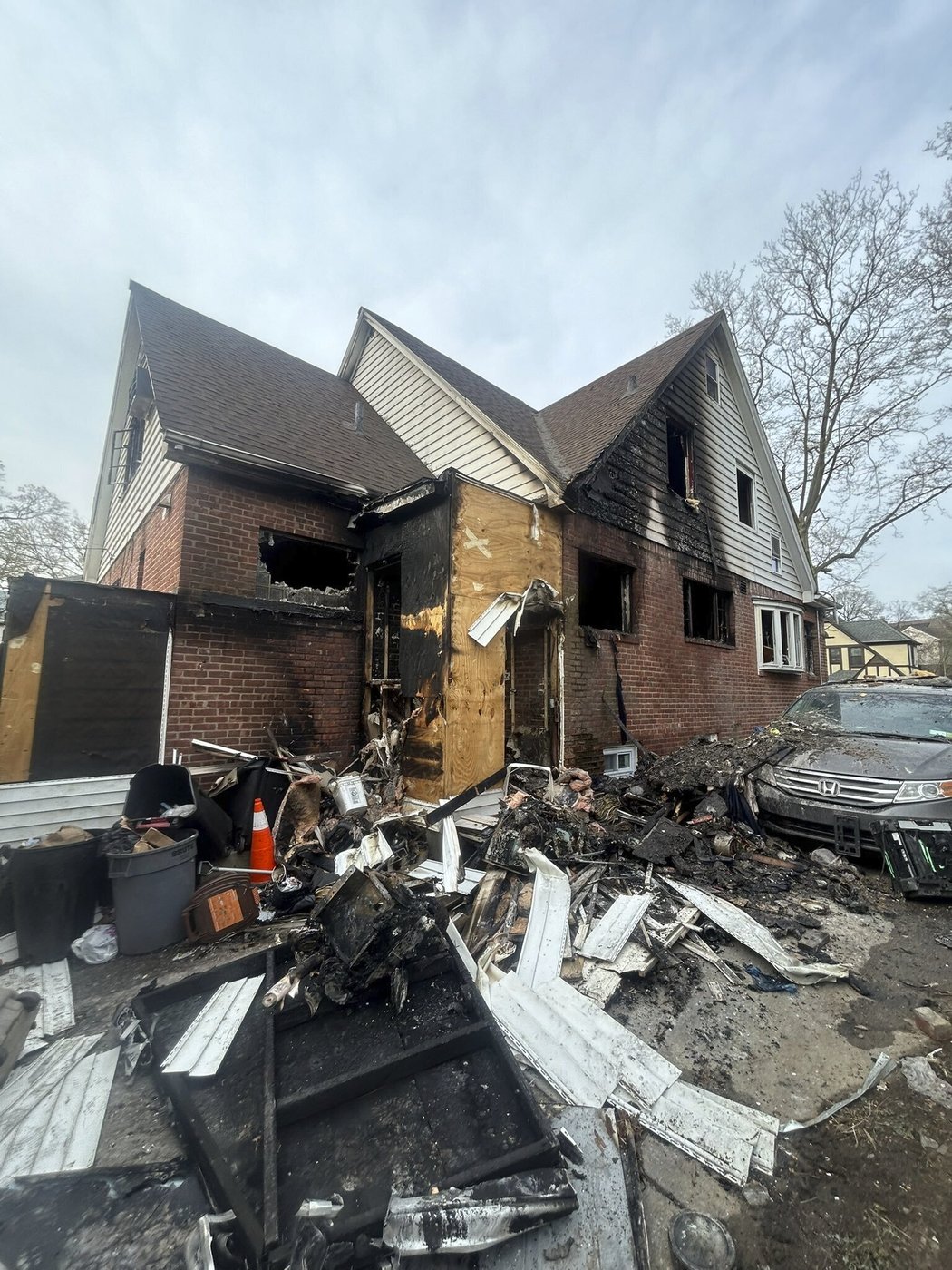 3 dead after fire sweeps through crowded home in Queens, NY, on Easter | iNFOnews.ca 3 dead after fire sweeps through crowded home in Queens, NY, on Easter | iNFOnews.ca