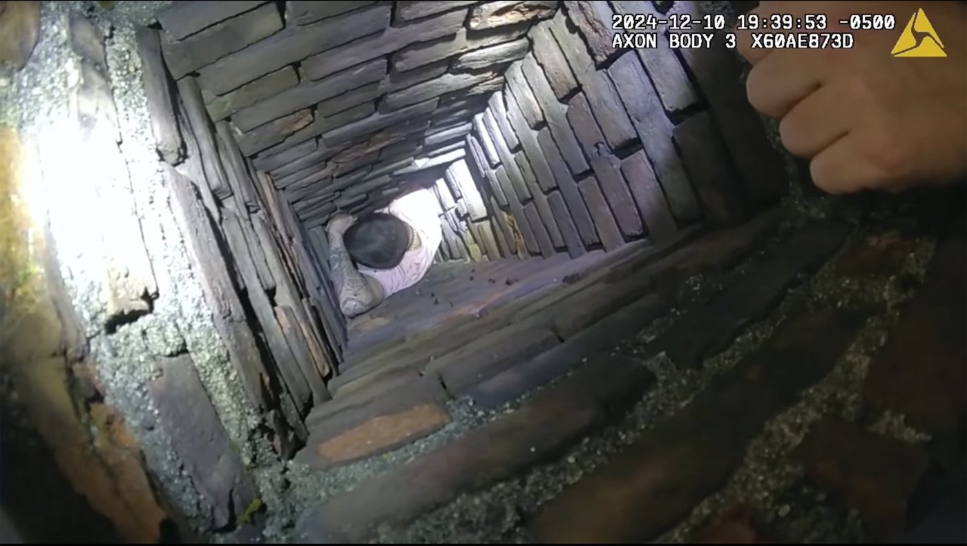Ho ho, oh no: Man sought by police goes down chimney and gets stuck | iNFOnews.ca Ho ho, oh no: Man sought by police goes down chimney and gets stuck | iNFOnews.ca