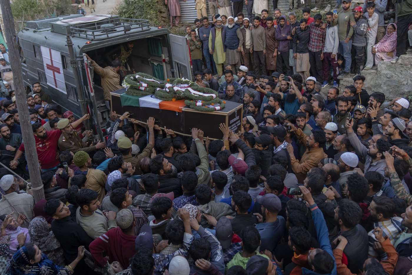 3 Indian soldiers and 2 civilians are killed in an alleged rebel ambush in Kashmir | iNFOnews.ca