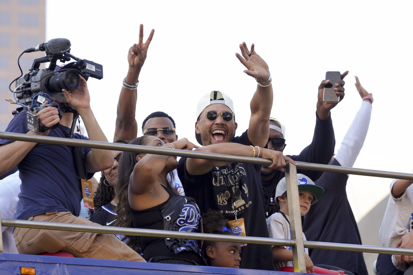 Shohei Ohtani brings his dog and addresses crowd in English as Dodgers celebrate World Series title | iNFOnews.ca