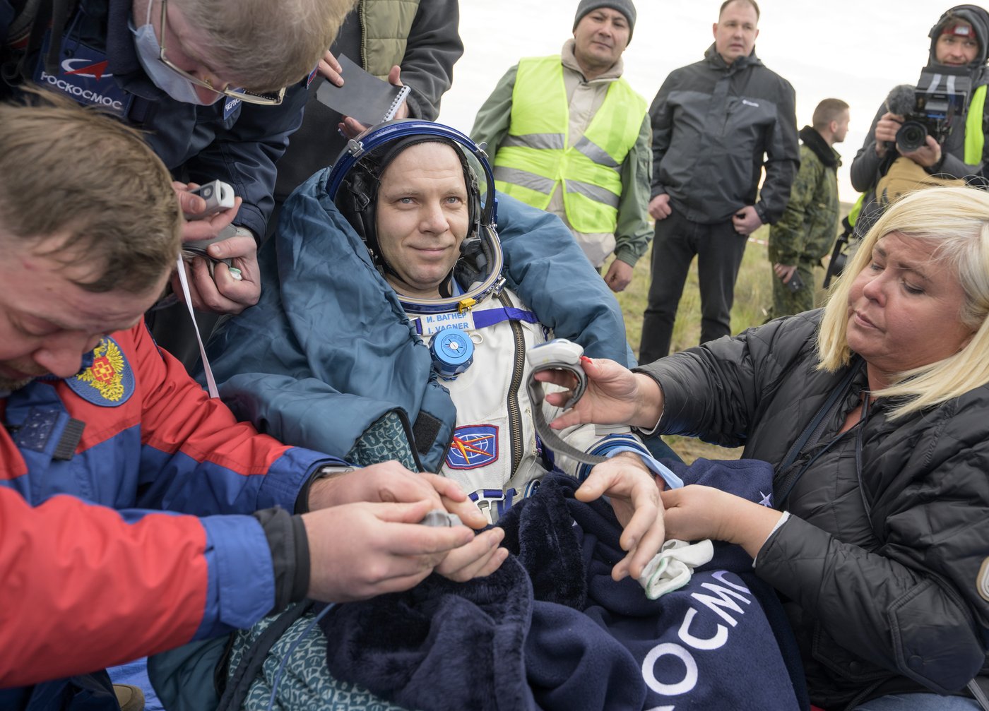 A Soyuz capsule with 2 Russians and 1 American returns to Earth from the International Space Station | iNFOnews.ca