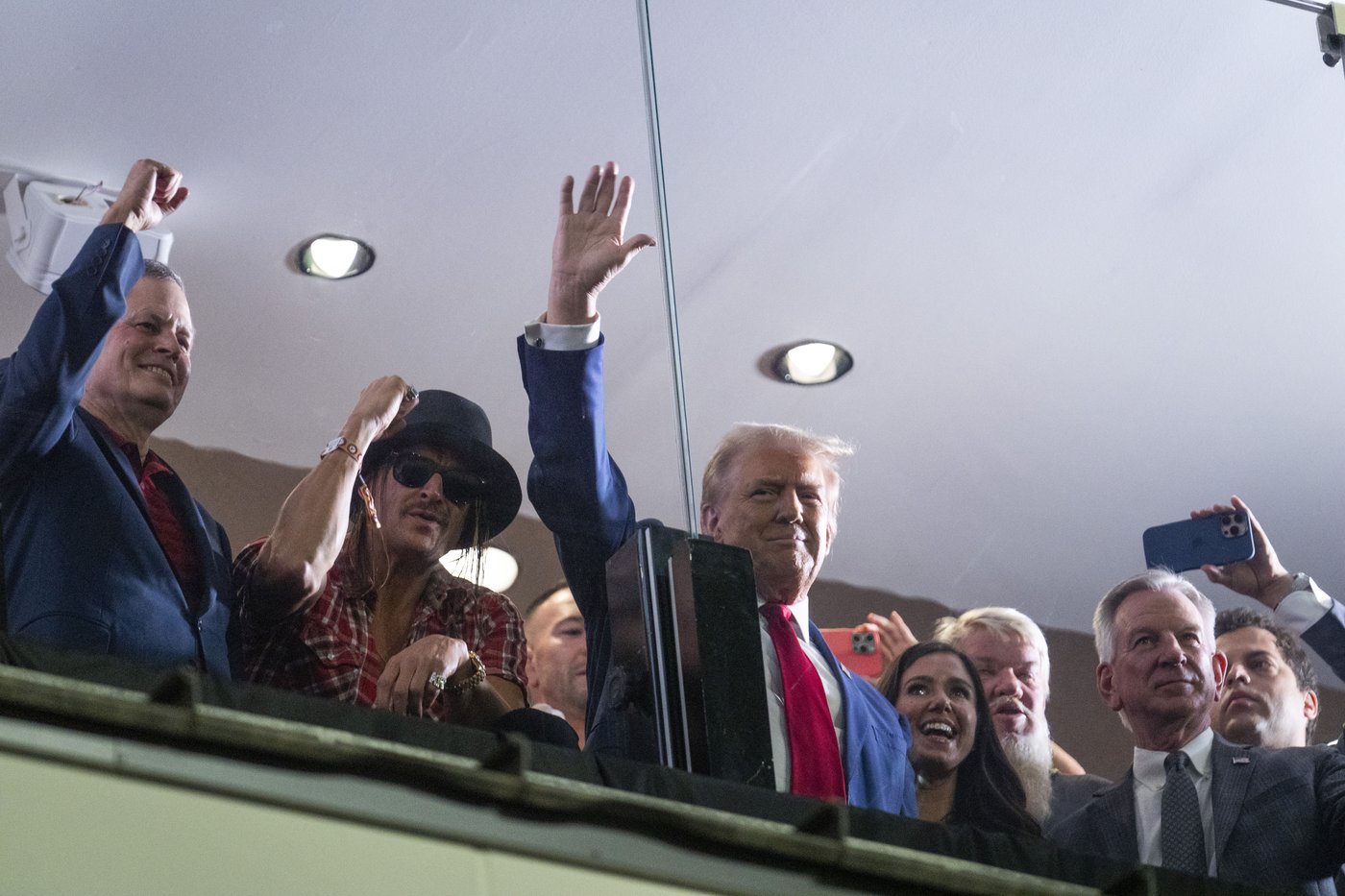 In Alabama, Trump goes from the dark rhetoric of his campaign to adulation of college football fans | iNFOnews.ca