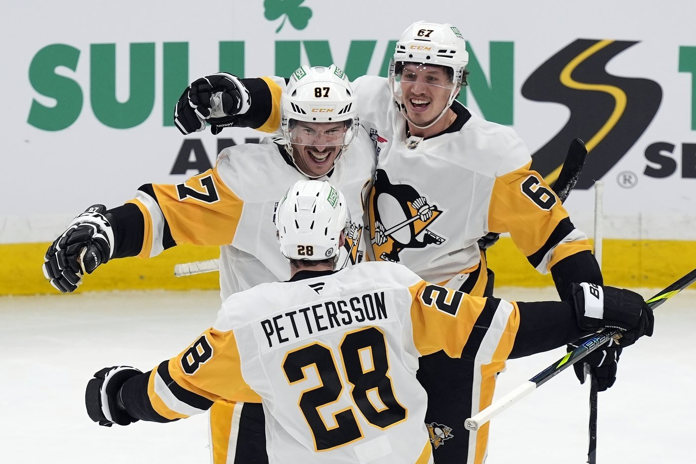 Tomasino scores 3rd period goal to give Penguins 2-1 win over Bruins | iNFOnews.ca