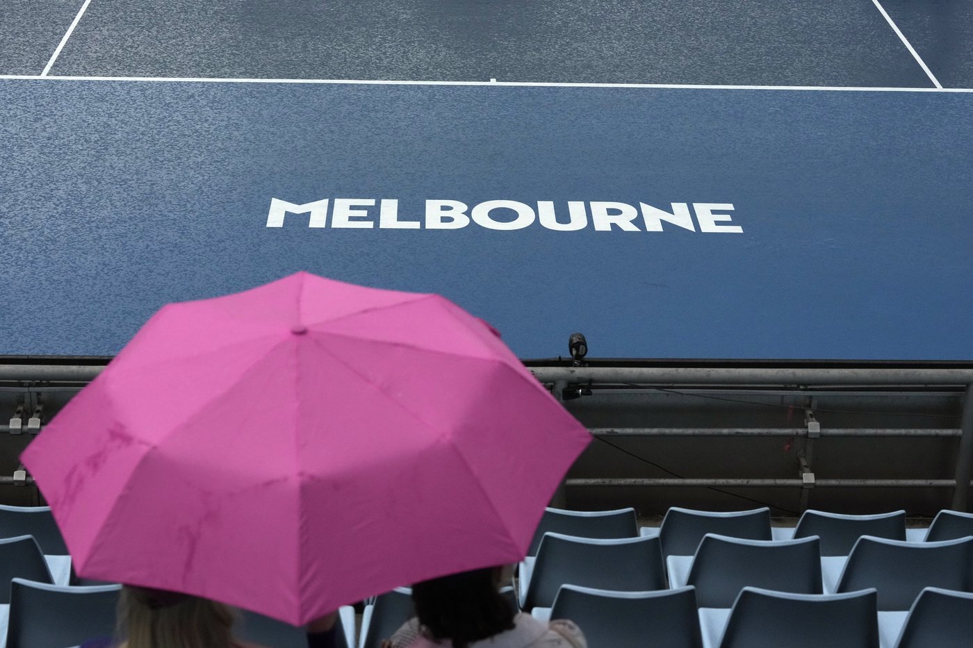 Australian Open: Olympic champ Zheng Qinwen starts her bid for another final on a rainy Day 1 | iNFOnews.ca