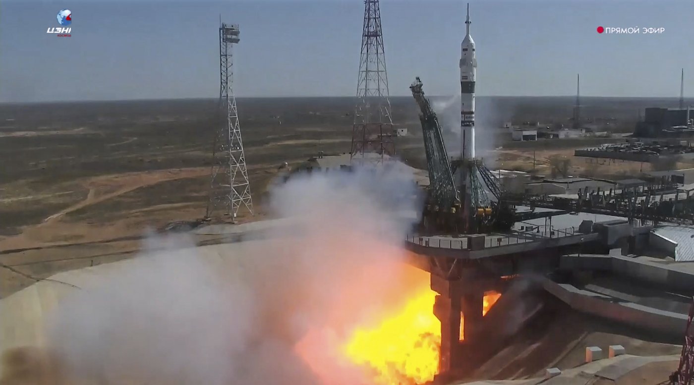 A US-Russian crew of 3 arrives at the International Space Station | iNFOnews.ca