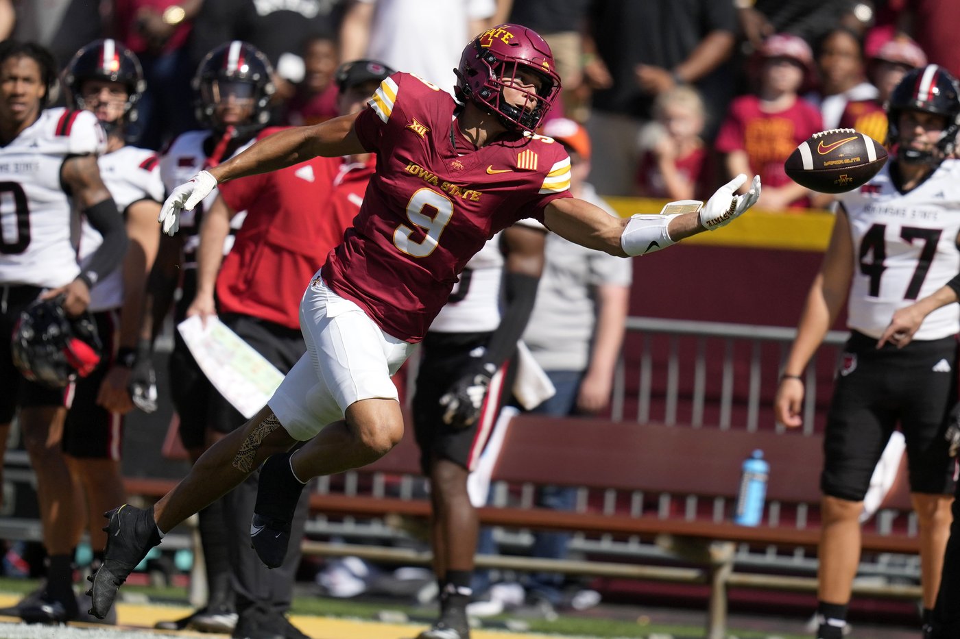 Rocco Becht has hand in 3 TDs, No. 20 Cyclones run off to a 52-7 win over Arkansas St. | iNFOnews.ca