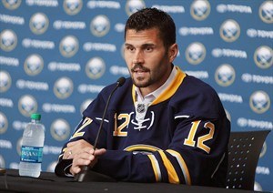 Ex-Canadiens Gionta and Gorges not changing leadership style with Sabres | iNFOnews.ca CP30582855