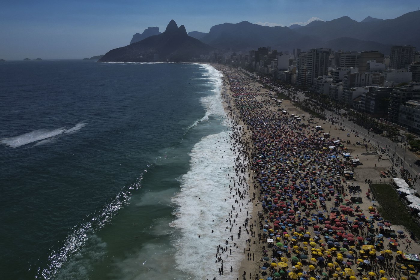 Rio de Janeiro's hottest day in at least a decade sends residents to the beach | iNFOnews.ca Rio de Janeiro's hottest day in at least a decade sends residents to the beach | iNFOnews.ca