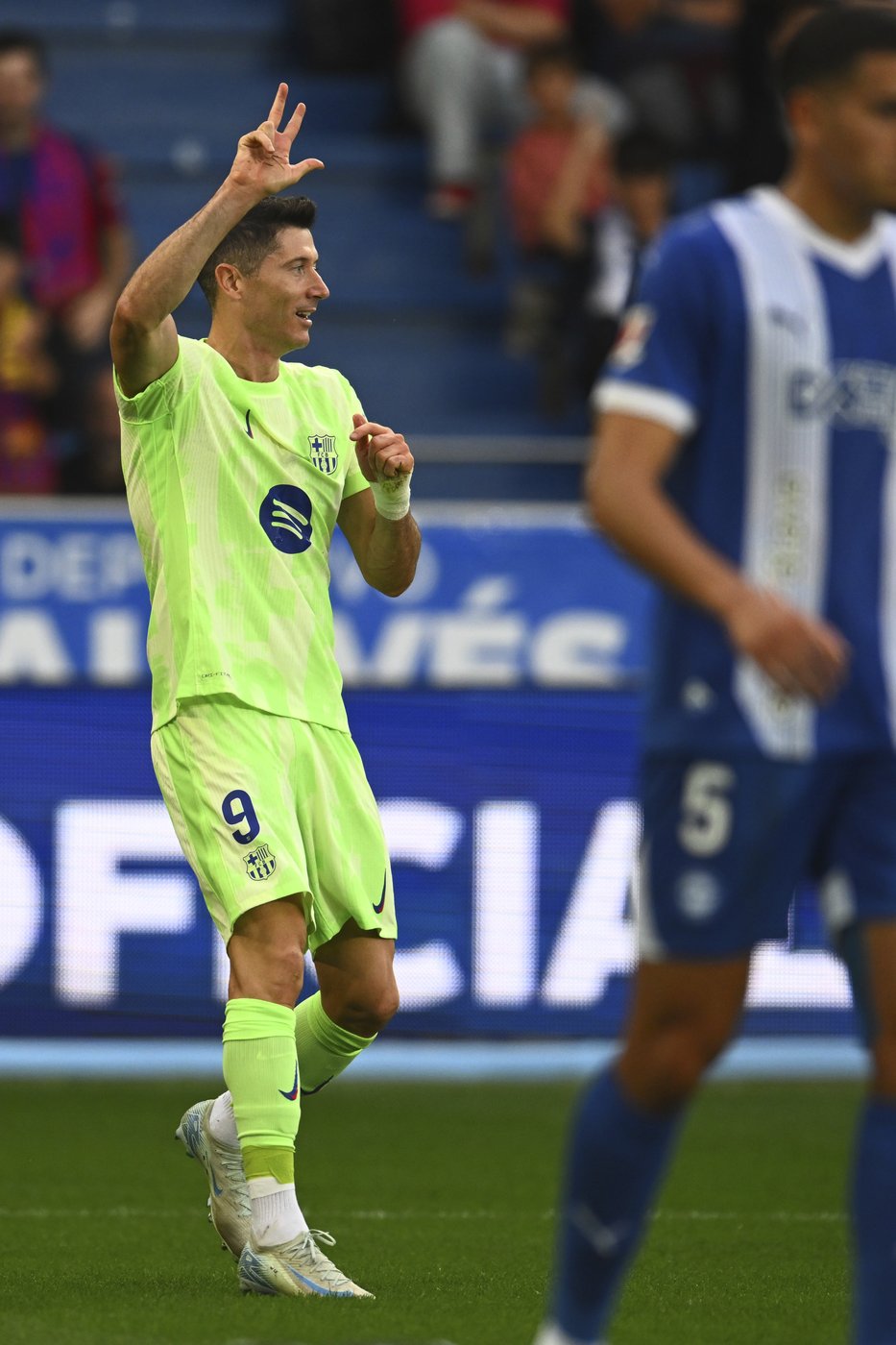 First-half hat trick for Lewandowski as Barcelona top ahead of international break | iNFOnews.ca