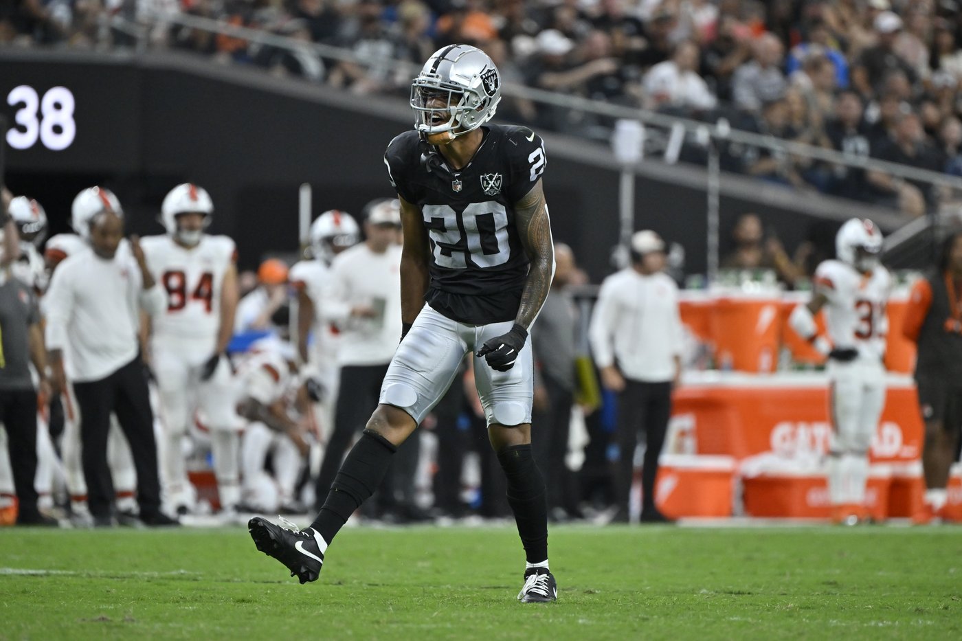 Raiders hold off Browns to win 20-16 behind defense and newfound running game | iNFOnews.ca Raiders hold off Browns to win 20-16 behind defense and newfound running game | iNFOnews.ca