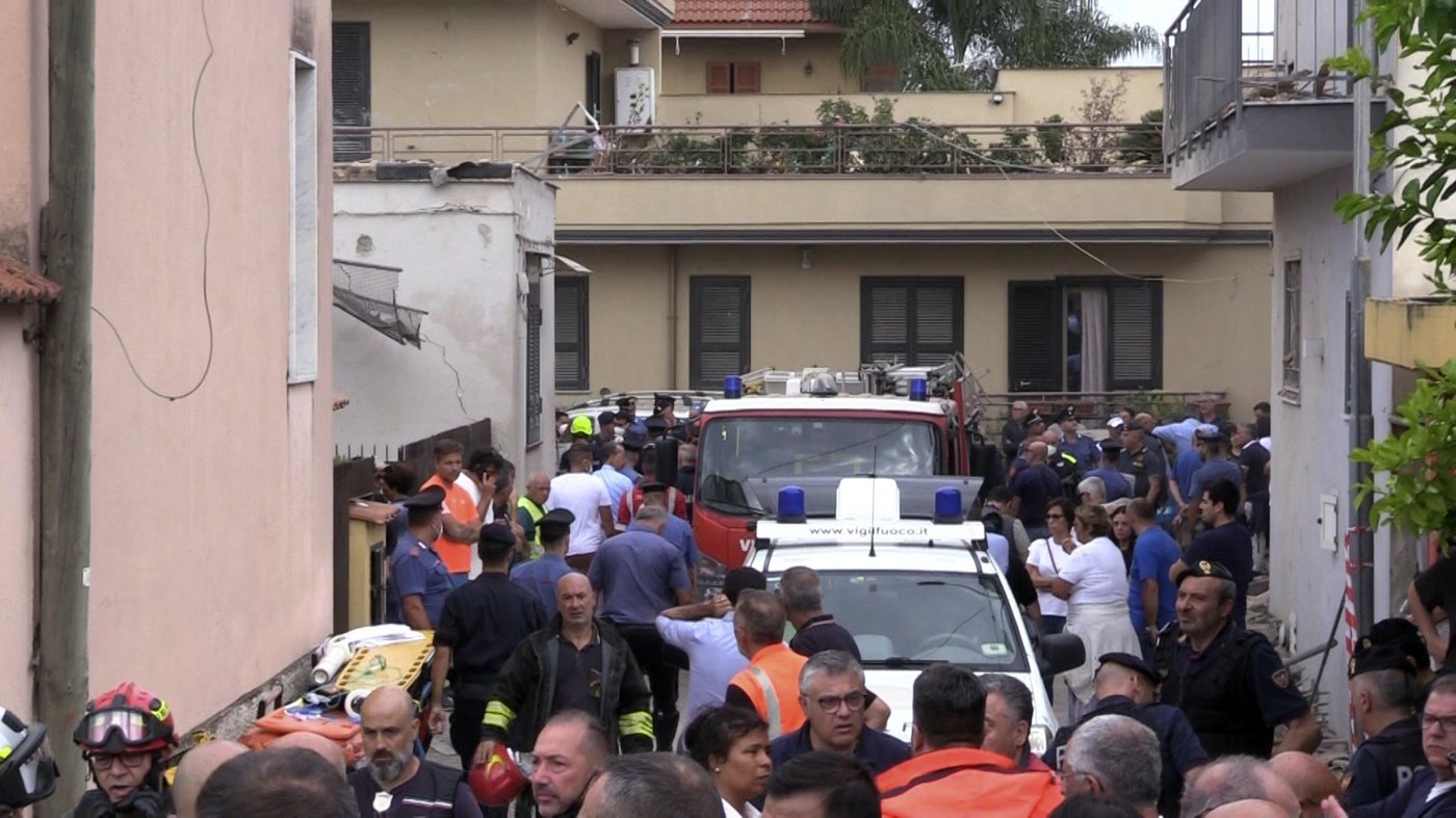 Building collapse in Italy kills 2 young siblings and their mother | iNFOnews.ca Building collapse in Italy kills 2 young siblings and their mother | iNFOnews.ca