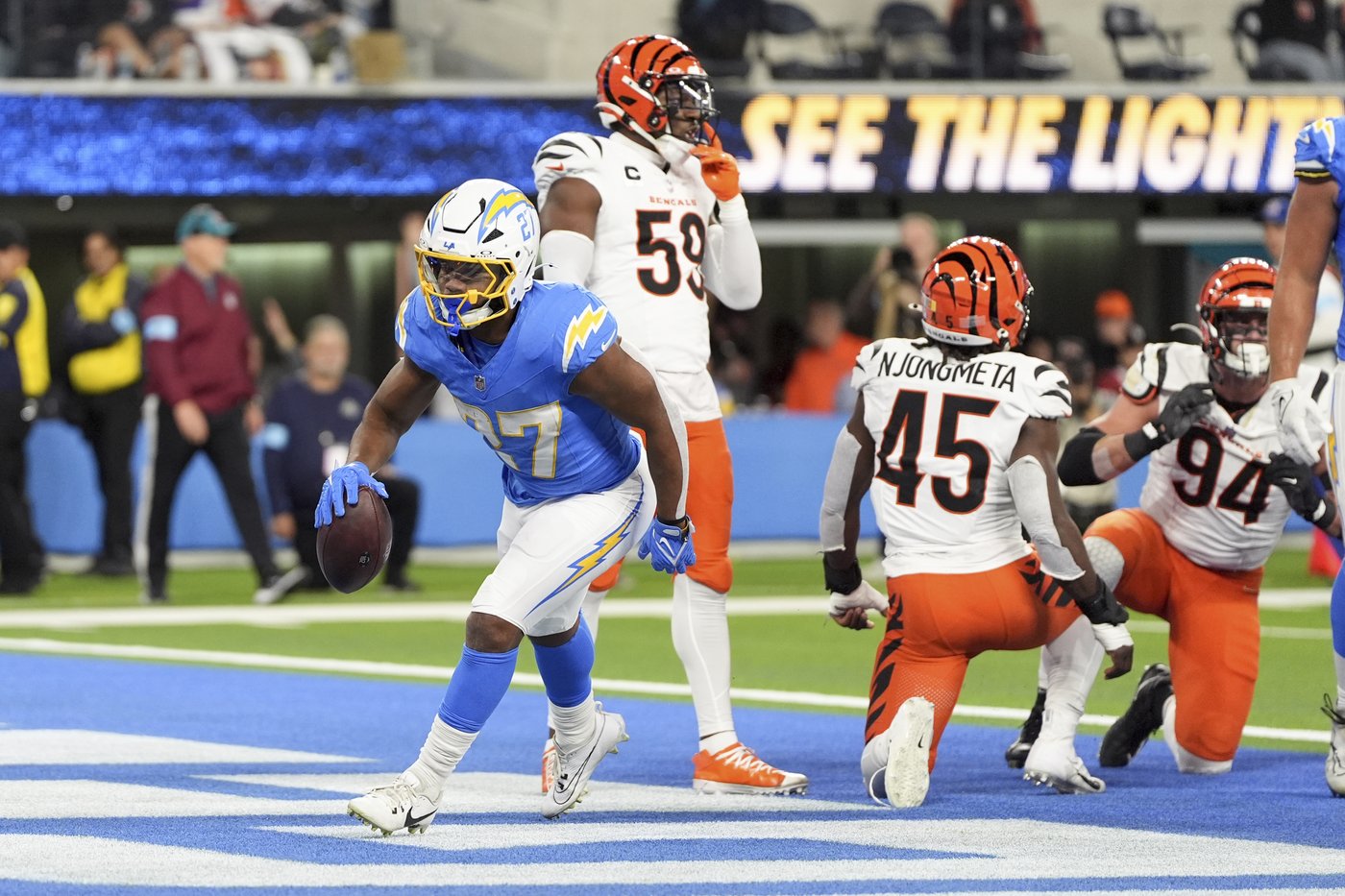Chargers beat Bengals 34-27 on Dobbins' late TD after squandering 21-point lead | iNFOnews.ca