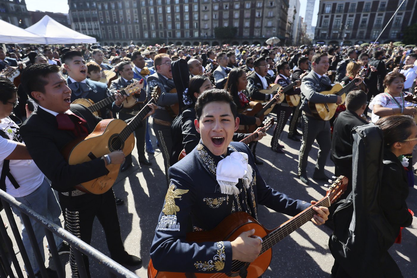 More than 1,000 mariachis belt out classics like 'Cielito Lindo' in a Mexico City plaza | iNFOnews.ca More than 1,000 mariachis belt out classics like 'Cielito Lindo' in a Mexico City plaza | iNFOnews.ca