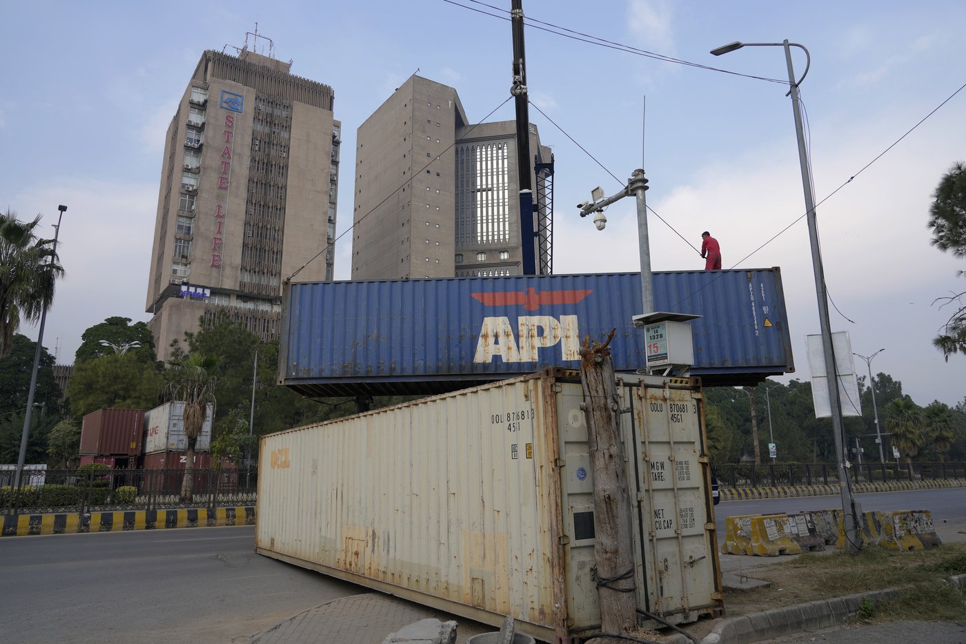 Pakistan seals off its capital ahead of a planned rally by Imran Khan supporters | iNFOnews.ca