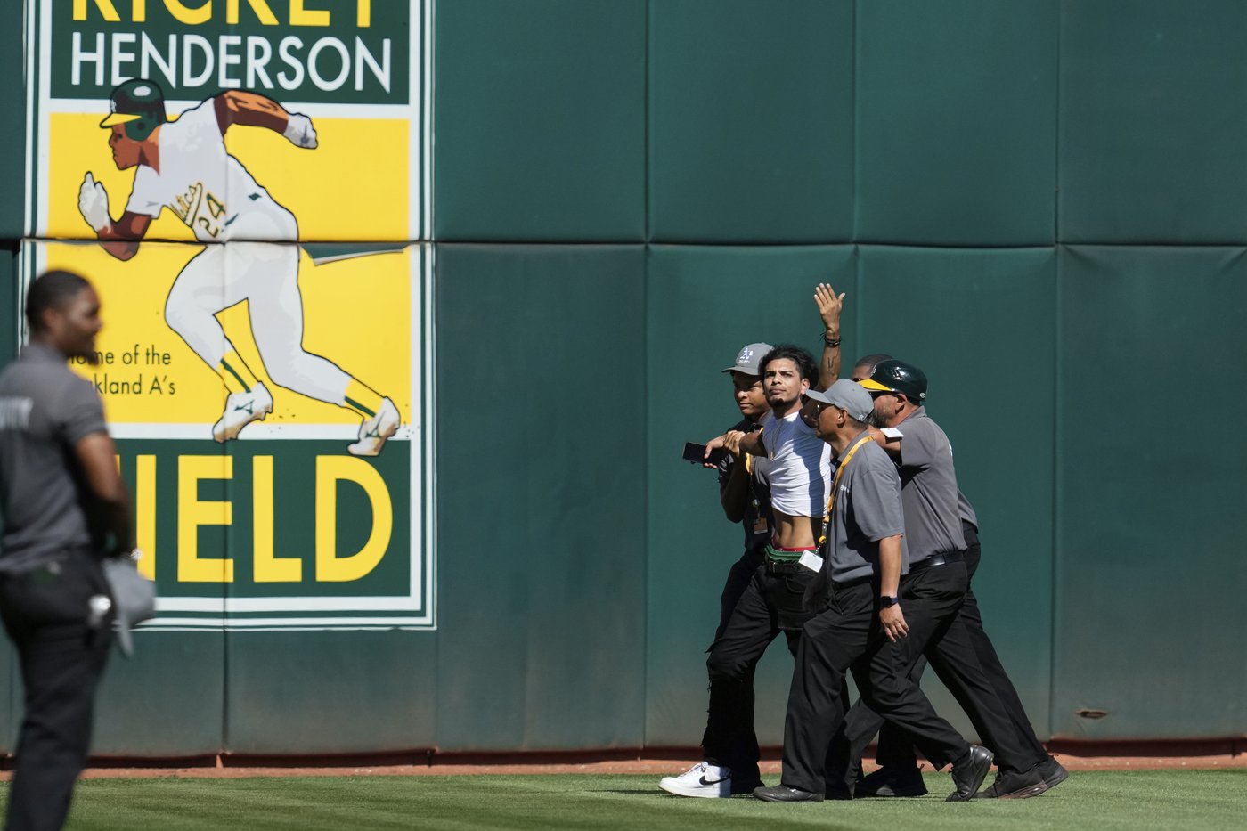 A's send Coliseum out in style in final home game, beat Rangers 3-2 | iNFOnews.ca A's send Coliseum out in style in final home game, beat Rangers 3-2 | iNFOnews.ca
