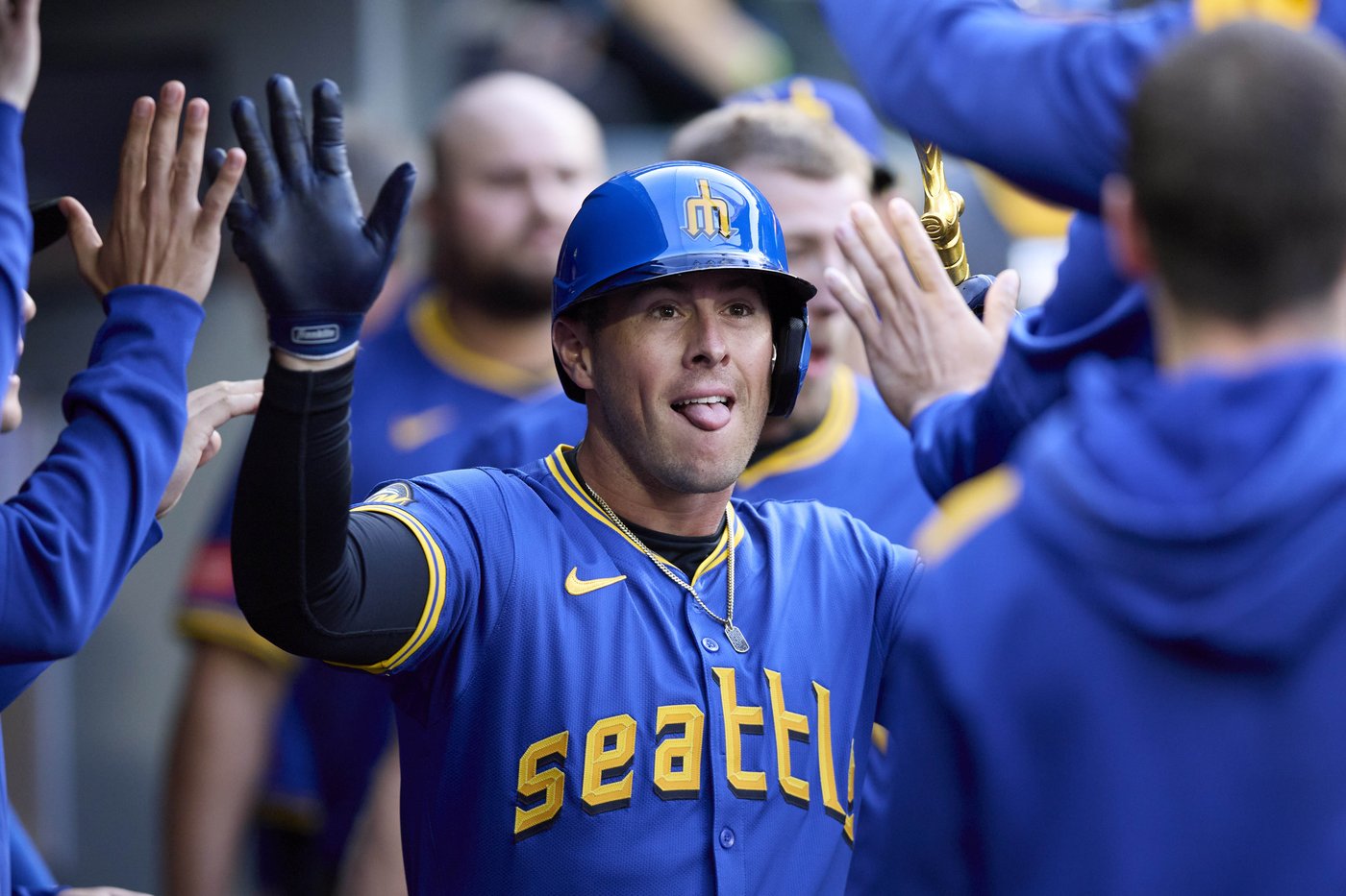 Gilbert leaves start early for Mariners and Moore's error helps Marlins win 8-4 | iNFOnews.ca