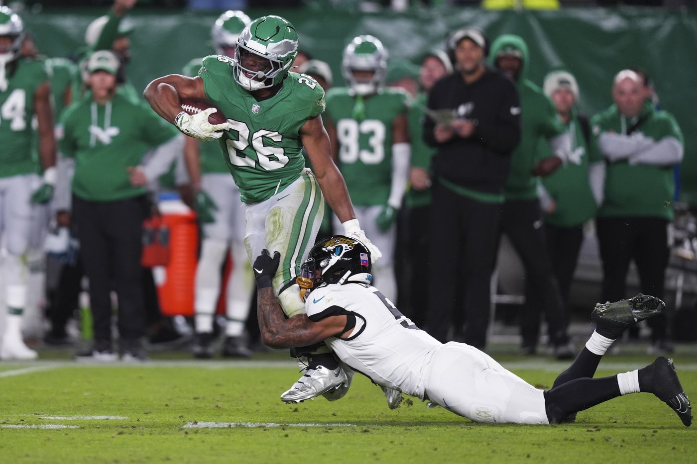 Eagles RB Saquon Barkley amazes with backward hurdle for first-down reception | iNFOnews.ca Eagles RB Saquon Barkley amazes with backward hurdle for first-down reception | iNFOnews.ca