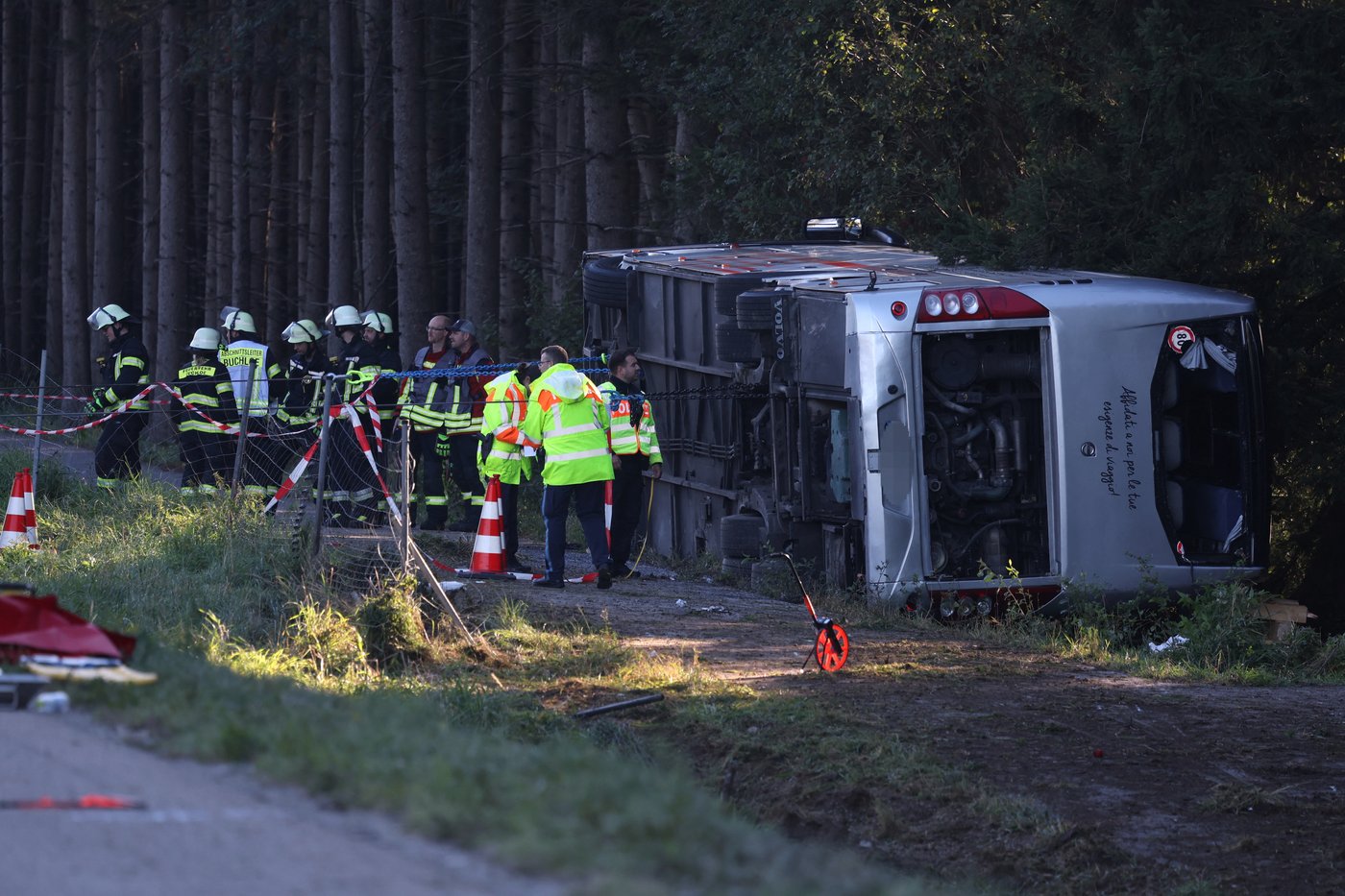 Bus carrying Filipino tourists overturns on way to Germany's Oktoberfest, killing 2 | iNwheels Bus carrying Filipino tourists overturns on way to Germany's Oktoberfest, killing 2 | iNwheels