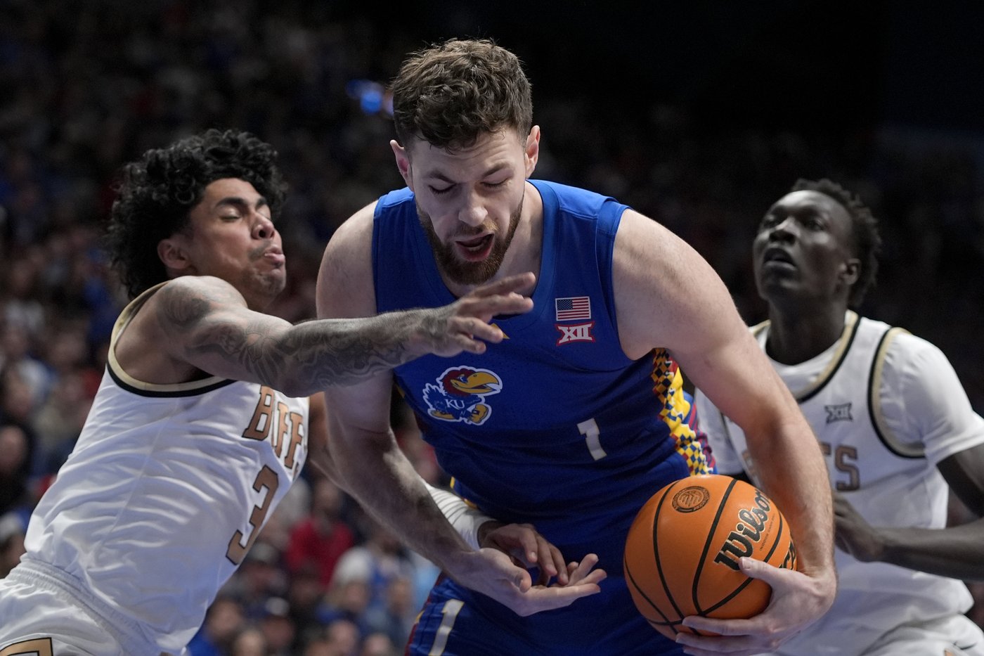 No. 17 Kansas struggles before beating Colorado 71-59 behind 19 points from Hunter Dickinson | iNFOnews.ca