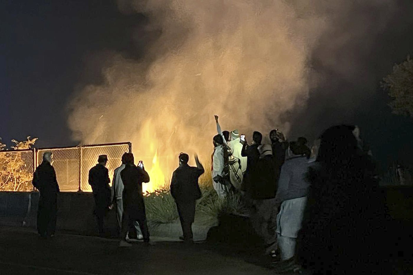 Thousands of Imran Khan supporters defy tear gas, lockdown and arrest to head to the capital | iNFOnews.ca Thousands of Imran Khan supporters defy tear gas, lockdown and arrest to head to the capital | iNFOnews.ca