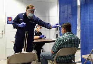 An estimated 176 people turned away from Canada after Ebola-related travel ban | iNFOnews.ca CP31303775