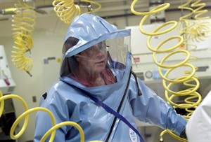 Canada is sending a third mobile lab to West Africa to help with the Ebola fight | iNFOnews.ca CP31462117